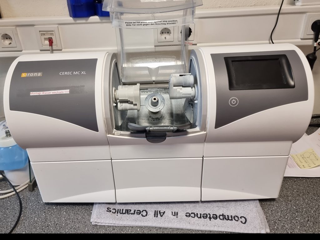 Geöffnete CEREC MC XL Schleifeinheit im Praxislabor von Zahnkonzept Regensburg, echtes Praxisfoto