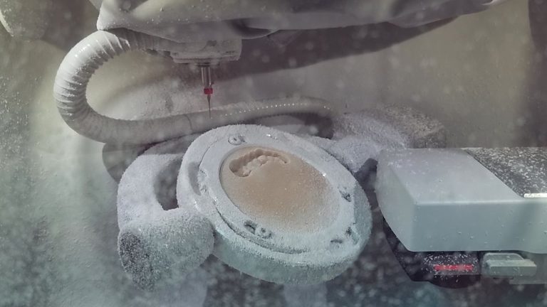 Fräsvorgang einer Brücke in der 5-Achs-Fräsmaschine inLab MC X5 im Praxislabor von Zahnkonzept Regensburg