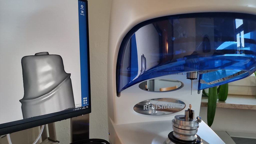Taktiler Scanner Renishaw DS 10 mit dem digitalisierten Werkstück am Bildschirm im Praxislabor von Zahnkonzept Regensburg
