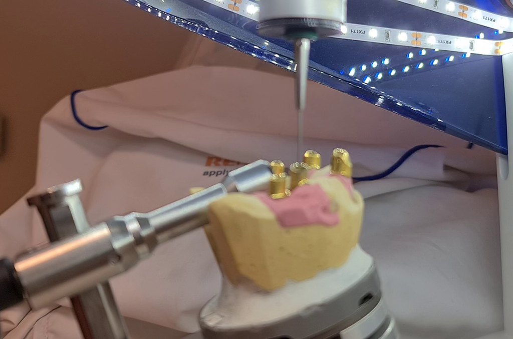 Taststift der Renishaw DS 10 über einem Modell mit sechs Gold-Abutments im Praxislabor von Zahnkonzept Regensburg
